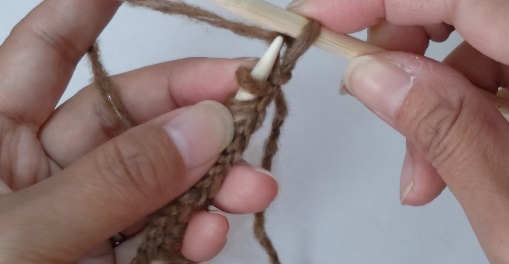 初心者向けヘアバンドの編み方22