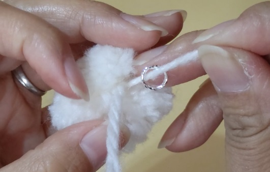 毛糸ポンポンヘアゴムの作り方13