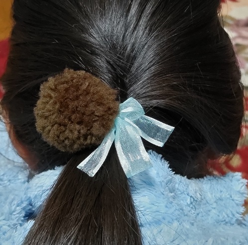 毛糸ポンポンヘアゴムの作り方24
