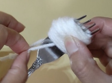 毛糸ポンポンヘアゴムの作り方6