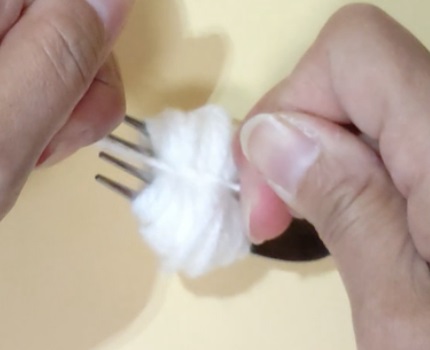 毛糸ポンポンヘアゴムの作り方8
