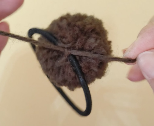 毛糸ポンポンヘアゴムの作り方18