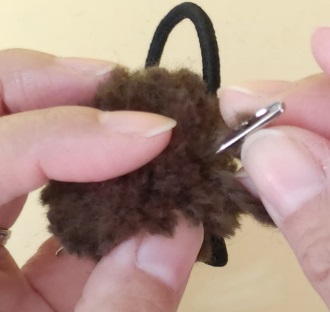 毛糸ポンポンヘアゴムの作り方19