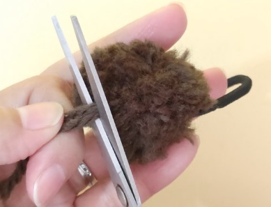 毛糸ポンポンヘアゴムの作り方20