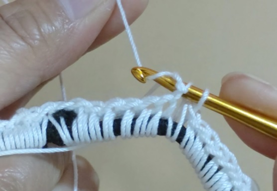 レース編みのヒラヒラシュシュの作り方16