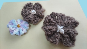 毛糸で編むお花へアゴムの作り方ニットフラワー