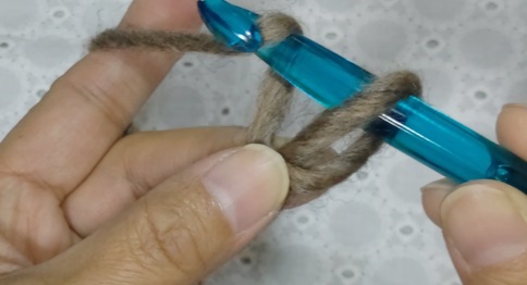 毛糸のお花へアゴムの作り方4