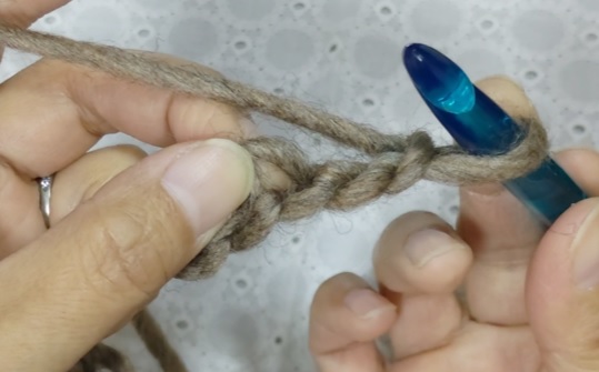 毛糸のお花へアゴムの作り方7