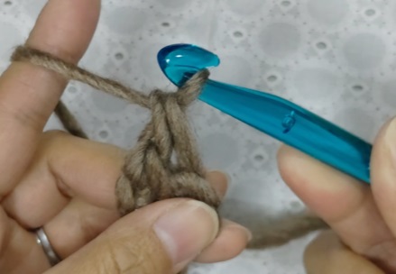 毛糸のお花へアゴムの作り方12
