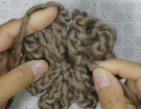 毛糸のお花へアゴムの作り方15