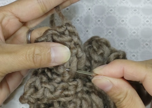 毛糸のお花へアゴムの作り方16