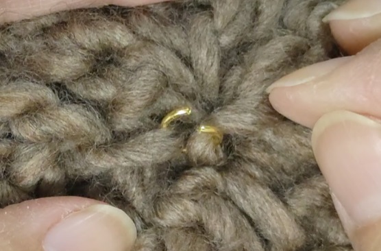 毛糸のお花へアゴムの作り方25
