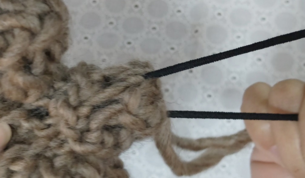 毛糸のお花へアゴムの作り方44