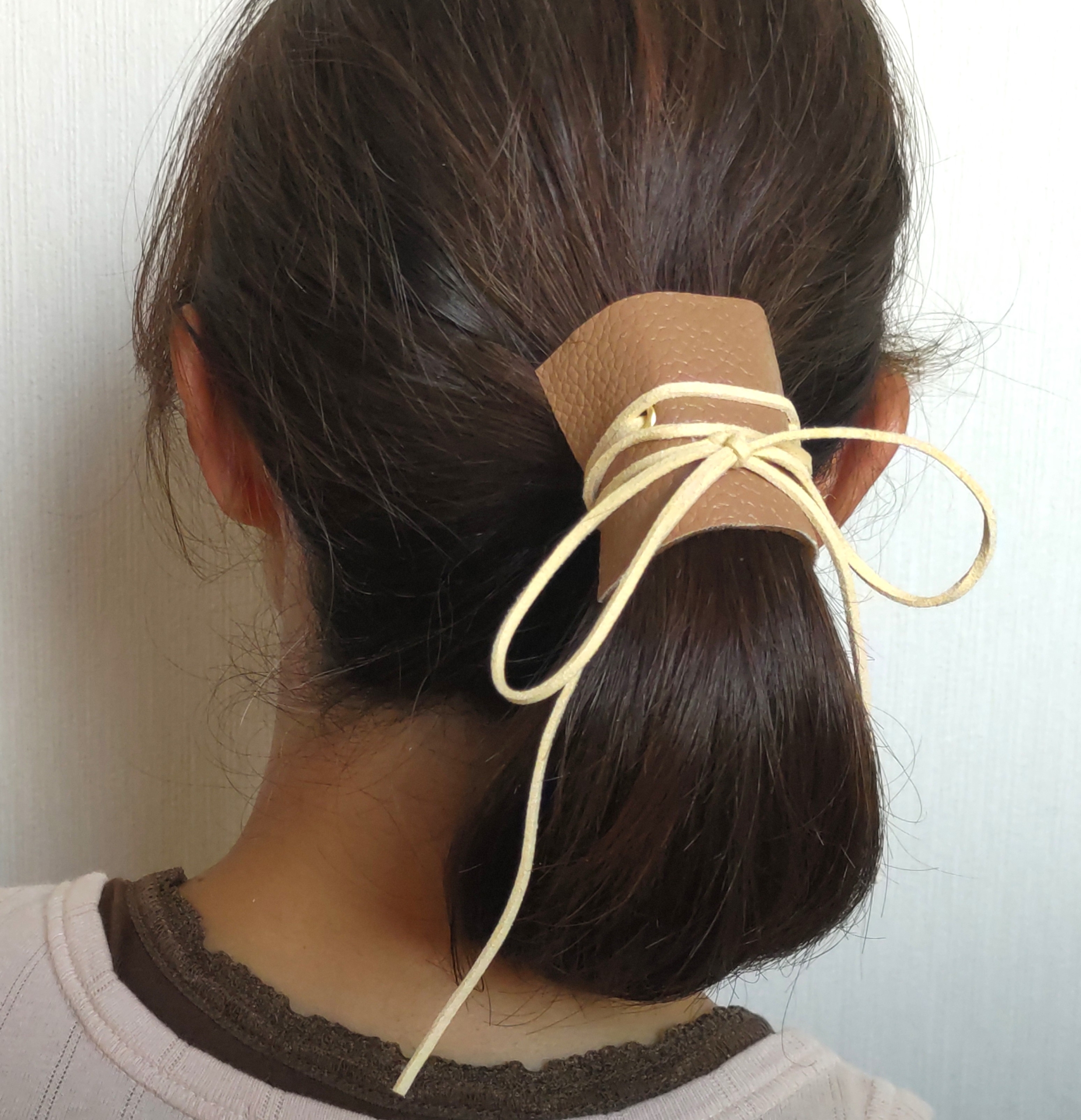 ハンドメイド　デニム　リメイク　ポニーフック　リボン　レザー ラップリボン・レザーのポニーフック作り方：革紐付きヘアカフ/ハトメ