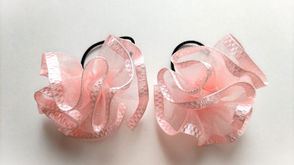 100均リボンでポンポンヘアゴムの作り方かわいいお花型