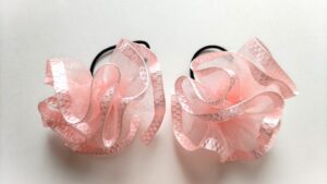 100均リボンでポンポンヘアゴムの作り方