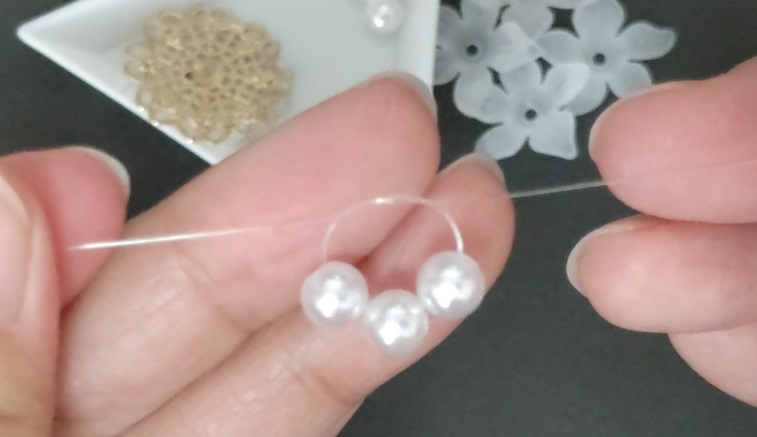 フラワービーズとパールのヘアゴムの作り方4