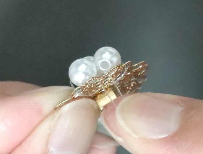 フラワービーズとパールのヘアゴムの作り方15