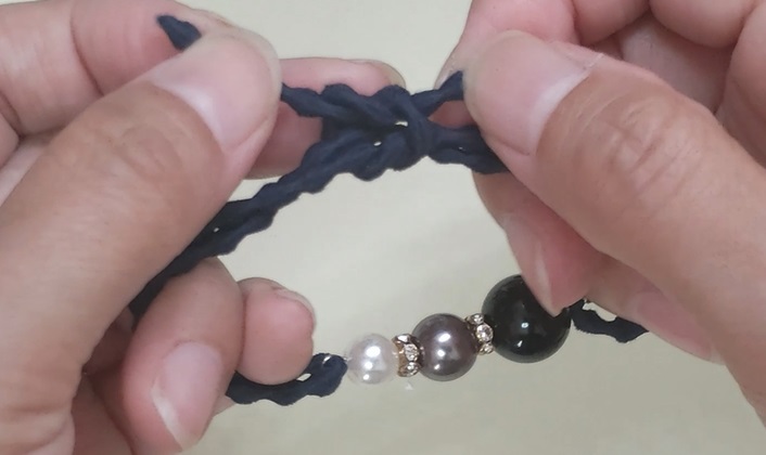 9ピンで作るビーズヘアゴム作り方8