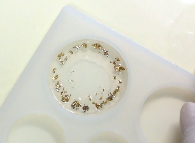 レジンヘアゴム・花と金箔のヘアゴム作り方02