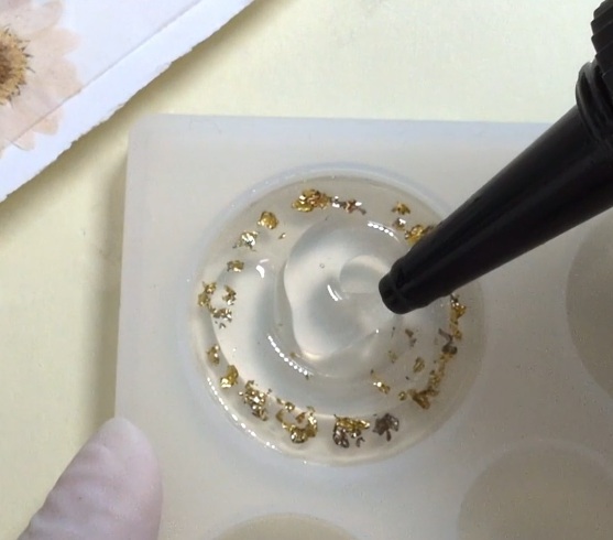 レジンヘアゴム・花と金箔のヘアゴム作り方03