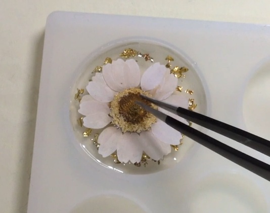 レジンヘアゴム・花と金箔のヘアゴム作り方04