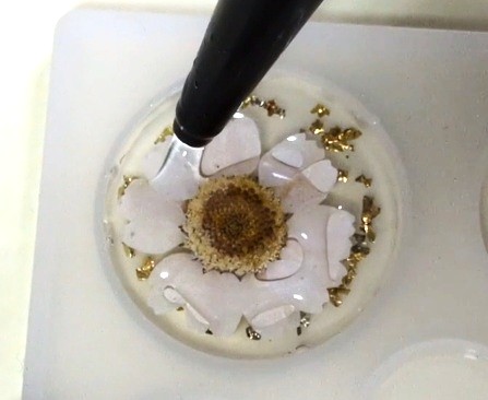 レジンヘアゴム・花と金箔のヘアゴム作り方05