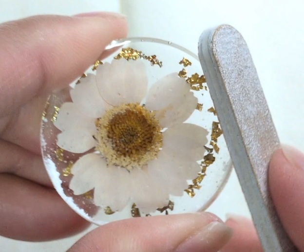 レジンヘアゴム・花と金箔のヘアゴム作り方10