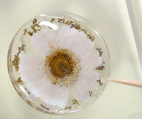 レジンヘアゴム・花と金箔のヘアゴム作り方12